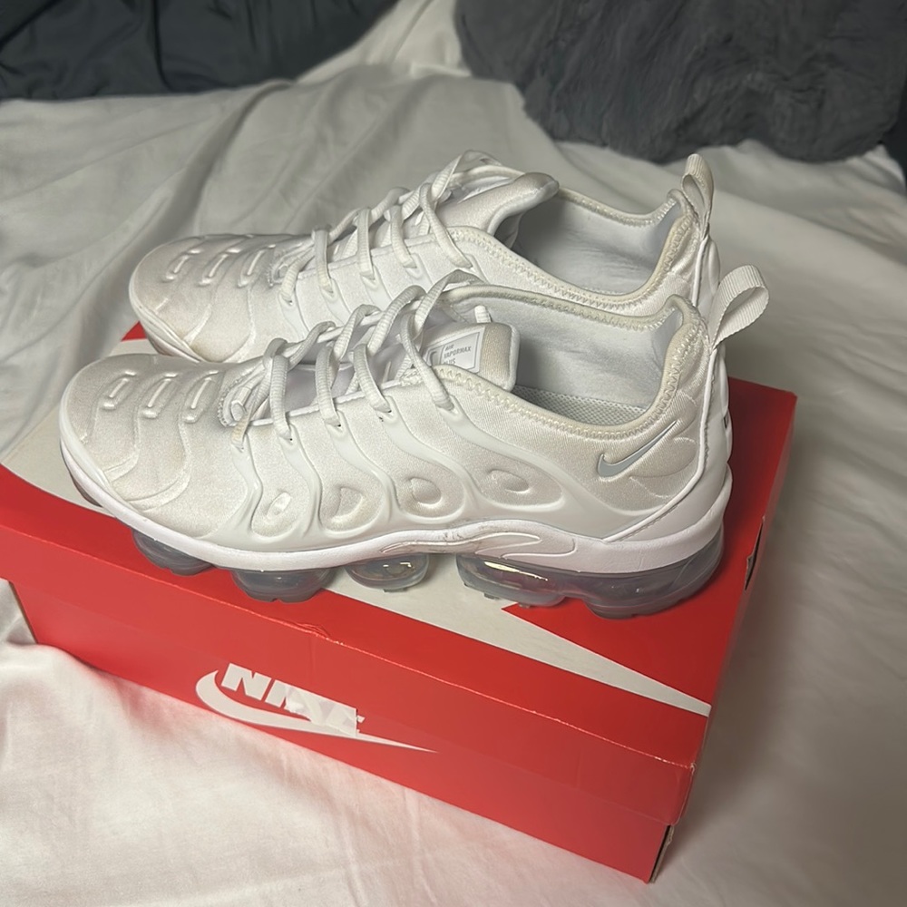 I’m selling vapor max plus, there white, stock x verified